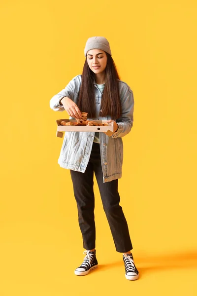 Young Woman Box Tasty Pizza Yellow Background — Stock Photo, Image
