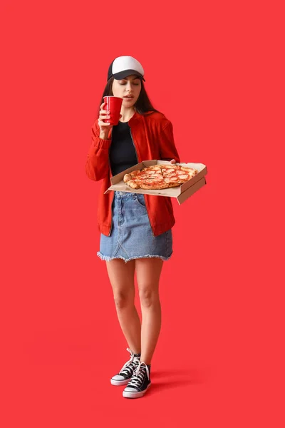 Jovem Com Caixa Pizza Saborosa Xícara Fundo Vermelho — Fotografia de Stock
