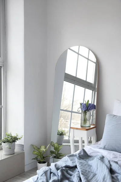 Vase Mit Hyazinthenblüten Auf Tisch Neben Spiegel Hellen Schlafzimmer — Stockfoto