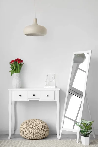 Interior Ruang Cahaya Dengan Cermin Dan Tulip Dalam Vas Atas — Stok Foto