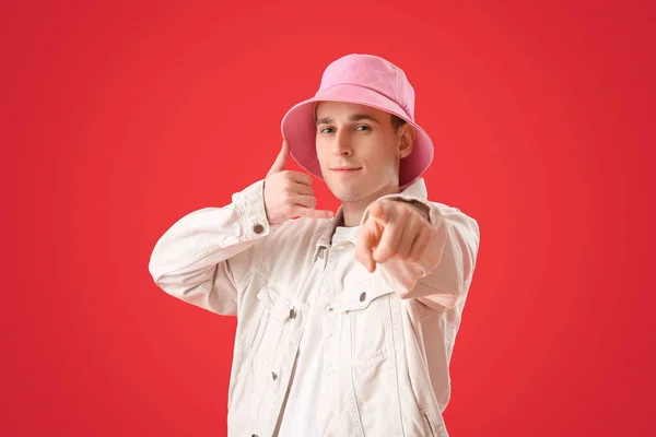 Δροσερό Νεαρός Άνδρας Δείχνει Κλήση Μου Χειρονομία Στο Κόκκινο Φόντο — Φωτογραφία Αρχείου