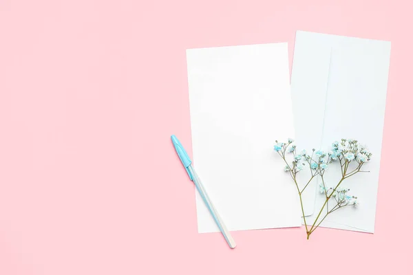 Zarf Boş Kart Pembe Arka Planda Kalem Çigila Çiçekleri — Stok fotoğraf