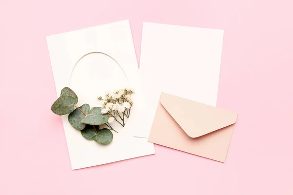 ピンクの背景に空白のカード ジプシーの花とユーカリの枝と組成物 — ストック写真
