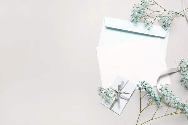 Samenstelling Met Blanco Kaart Enveloppen Mooie Gypsophila Bloemen Witte Achtergrond — Stockfoto