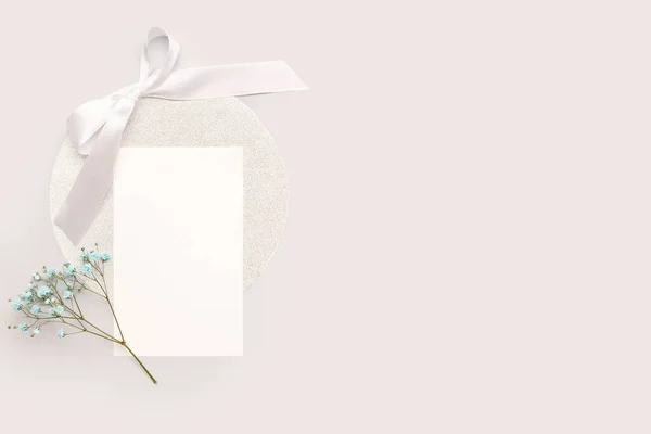 Composição Com Cartão Branco Flores Gypsophila Fundo Cinza — Fotografia de Stock