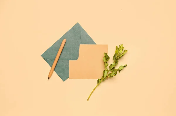 Samenstelling Met Blanco Kaart Enveloppe Pen Plant Tak Kleur Achtergrond — Stockfoto