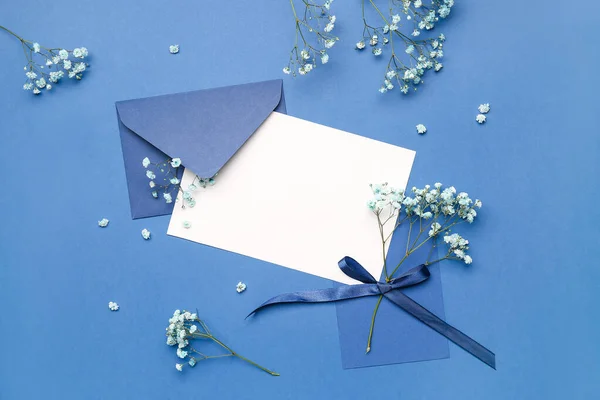 Composição Com Cartão Branco Envelope Belas Flores Gypsophila Fundo Azul — Fotografia de Stock
