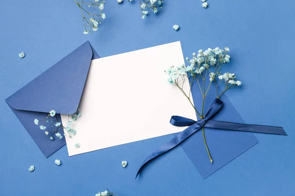 Samenstelling Met Blanco Kaart Envelop Mooie Gypsophila Bloemen Blauwe Achtergrond — Stockfoto