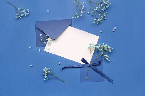 Композиція Порожньою Карткою Конвертом Красивими Квітами Гіпсофіли Синьому Фоні — стокове фото