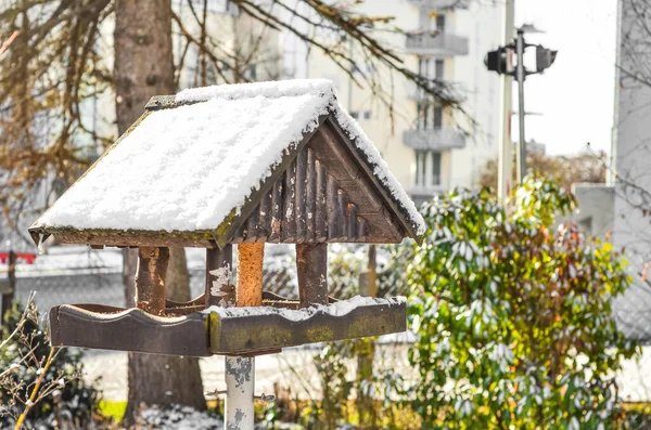 Pohled Dřevěný Domek Pokrytý Sněhem Zimním Dni Detailní Záběr — Stock fotografie