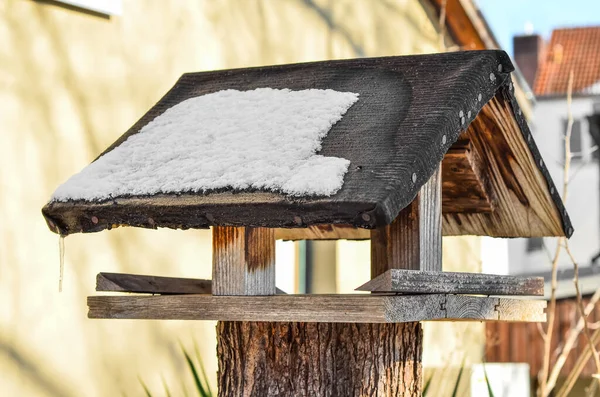 Pohled Dřevěný Domek Pokrytý Sněhem Zimním Dni Detailní Záběr — Stock fotografie