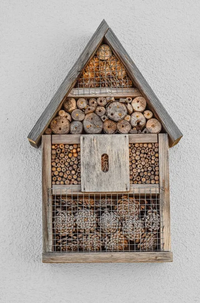 Drewniany Domek Dla Ptaków Białej Ścianie Zewnątrz — Zdjęcie stockowe