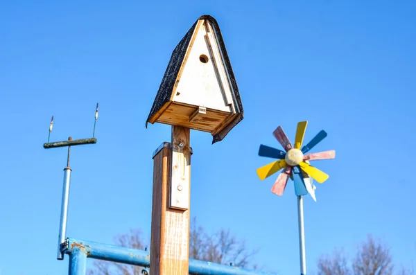 View Wooden Bird House Sunny Day Closeup — Stock Photo, Image