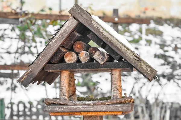 Vista Casa Pássaro Madeira Coberta Neve Dia Inverno Close — Fotografia de Stock