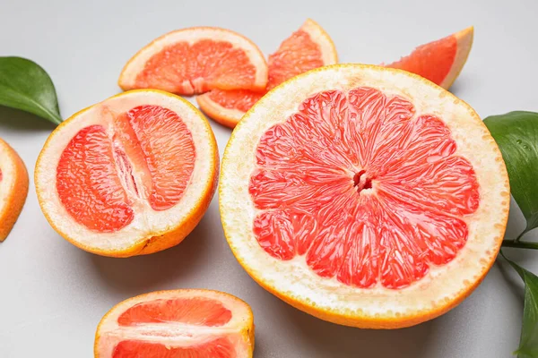 Pieces Ripe Grapefruit Light Background Closeup — Stock Photo, Image