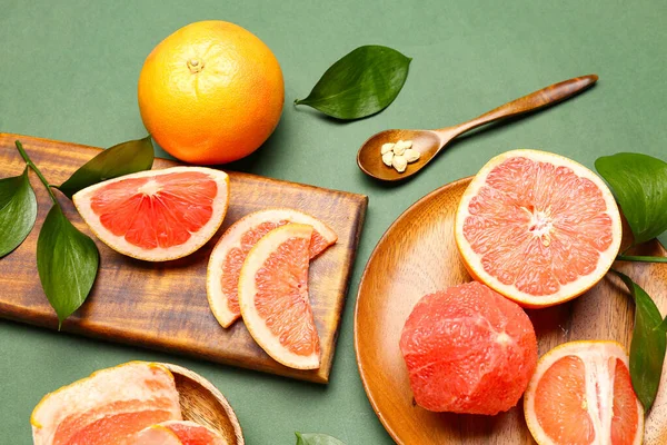 Összetétel Érett Grapefruitokkal Zöld Hátterű Növényi Levelekkel Közelkép — Stock Fotó