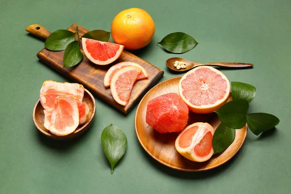 Összetétel Érett Grapefruitokkal Zöldellő Levelekkel — Stock Fotó