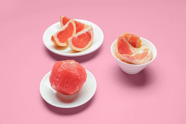 成熟柚子和果皮的粉红底漆 — 图库照片