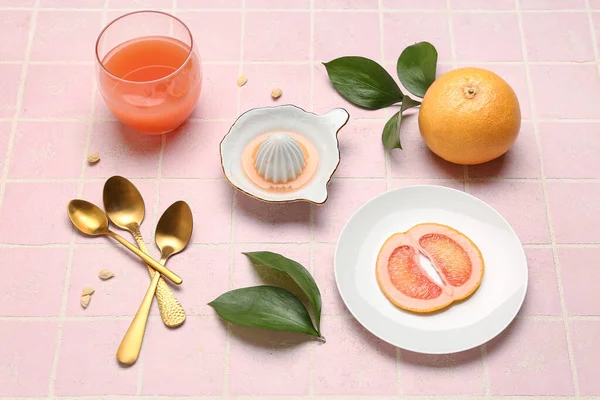 Composition Ripe Grapefruit Glass Juice Plant Leaves Color Tile Background — Stock Photo, Image