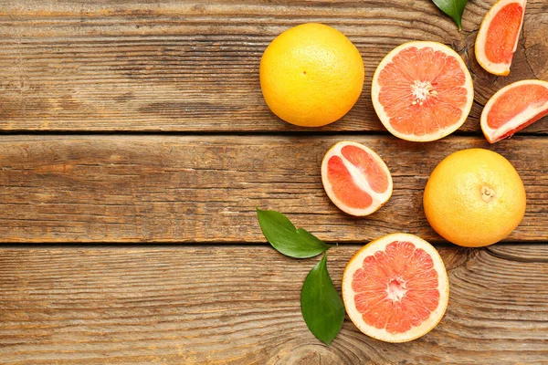 Composition Whole Cut Grapefruits Plant Leaves Wooden Background — Stock Photo, Image