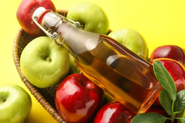 Korb Mit Glasflasche Mit Frischem Apfelessig Und Früchten Auf Gelbem — Stockfoto