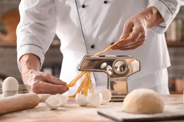 Chef Masculino Haciendo Pasta Con Máquina Mesa Cocina Primer Plano —  Fotos de Stock