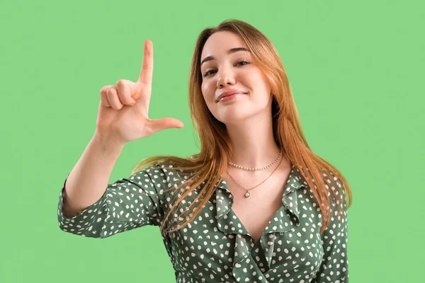 Νεαρή Γυναίκα Δείχνει Αποτυχημένη Χειρονομία Στο Πράσινο Φόντο — Φωτογραφία Αρχείου