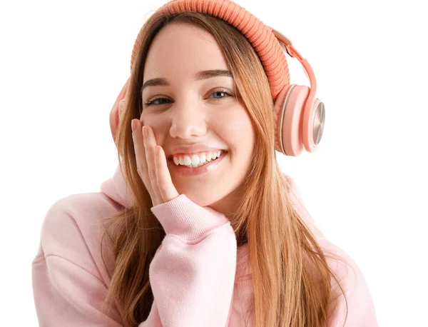 Młoda Kobieta Słuchawkach Uśmiechnięta Białym Tle Zbliżenie — Zdjęcie stockowe
