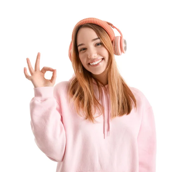 Νεαρή Γυναίκα Ακουστικά Που Δείχνει Λευκό Φόντο — Φωτογραφία Αρχείου