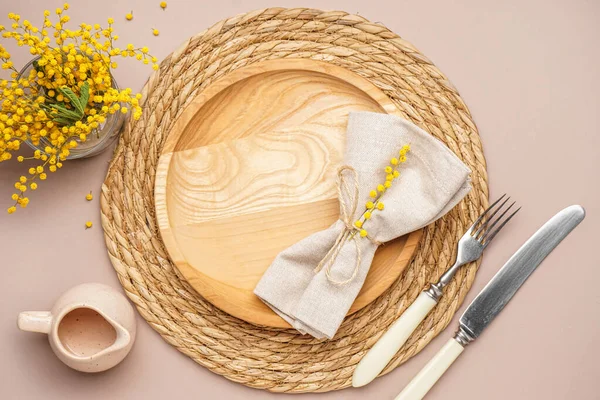 Tischdekoration Mit Holzteller Und Schönen Mimosenblumen Auf Beigem Hintergrund — Stockfoto