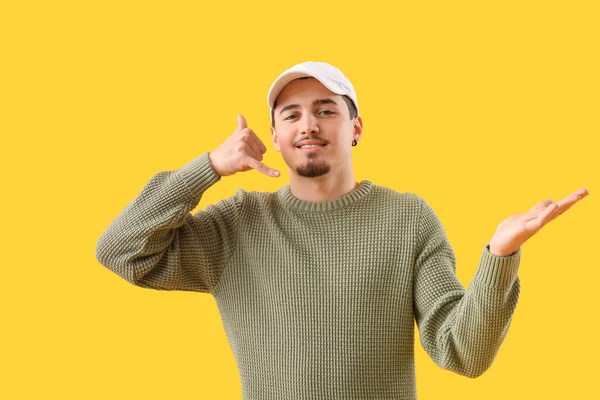 Δροσερό Νεαρός Άνδρας Δείχνει Καλέστε Χειρονομία Κίτρινο Φόντο — Φωτογραφία Αρχείου