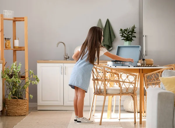 Little Girl Record Player Table Kitchen — Stock Photo, Image