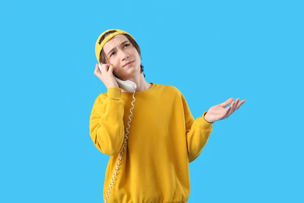 Adolescent Bouleversé Garçon Parler Par Téléphone Sur Fond Bleu — Photo