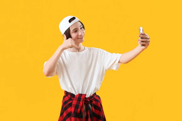 Cool Dospívající Chlapec Mobilním Telefonem Ukazující Volejte Gesto Žlutém Pozadí — Stock fotografie