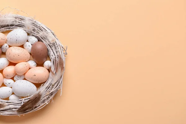 Σύνθεση Πασχαλινά Αυγά Στεφάνι Και Φτερά Φόντο Χρώματος — Φωτογραφία Αρχείου