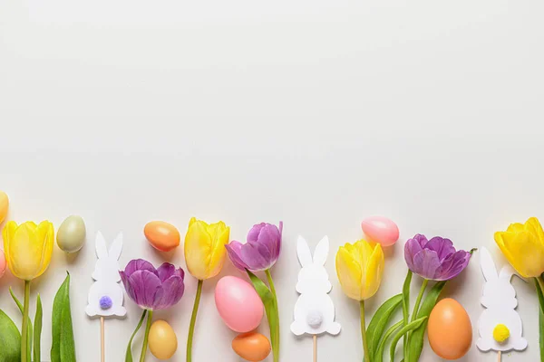 Composizione Con Bellissimi Fiori Tulipano Uova Pasqua Decorazioni Sfondo Chiaro — Foto Stock