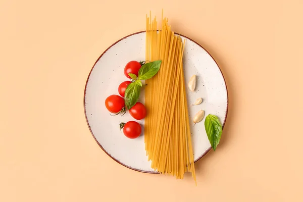 Πιάτο Ωμά Ζυμαρικά Και Συστατικά Για Σάλτσα Πέστο Ελαφρύ Φόντο — Φωτογραφία Αρχείου