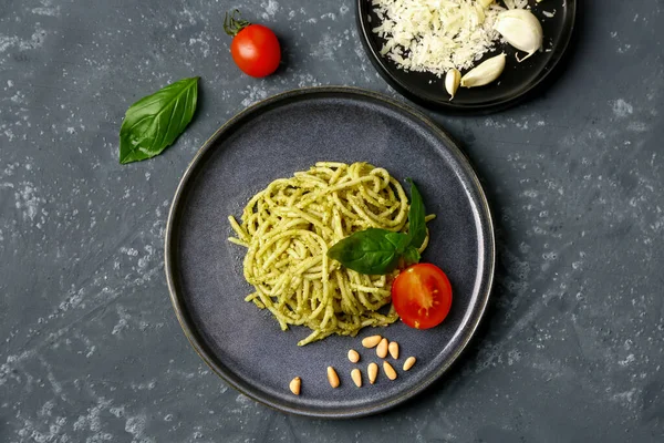 Plato Con Sabrosa Pasta Pesto Tomates Sobre Fondo Grunge Oscuro — Foto de Stock