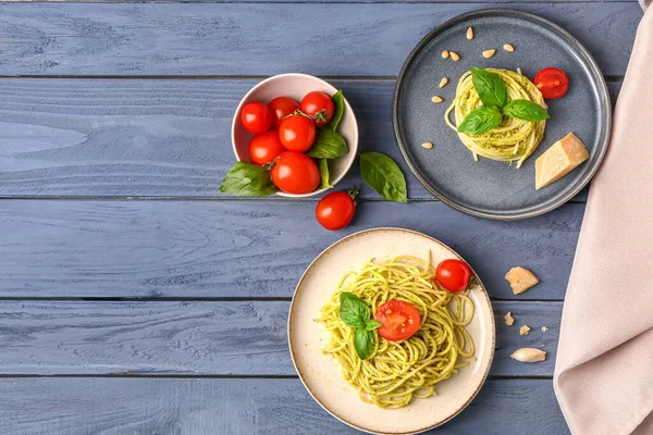 Platos Con Sabrosa Pasta Pesto Tomates Sobre Fondo Madera Color — Foto de Stock