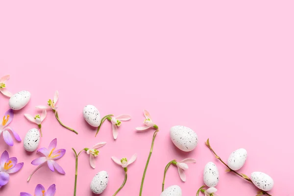 Összetétel Gyönyörű Tavaszi Virágokkal Húsvéti Tojásokkal Rózsaszín Alapon — Stock Fotó
