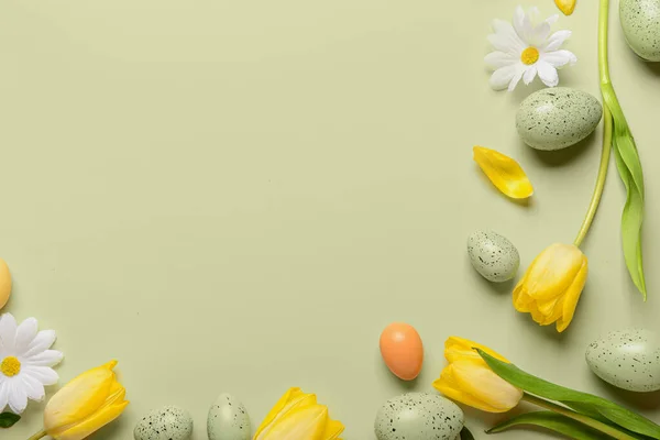 Composition Easter Eggs Flowers Green Background — Stock Photo, Image