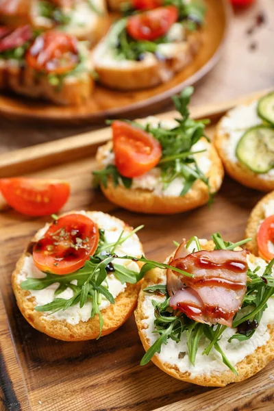 Wooden Board Tasty Sandwiches Closeup — Stock Photo, Image
