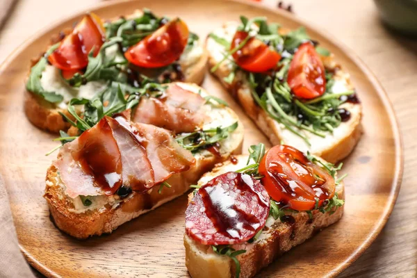 木制盘子和美味的三明治 — 图库照片