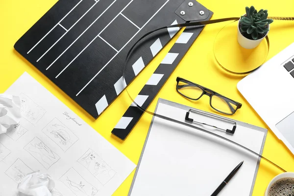 Klaket Film Makarası Sarı Arka Planda Gözlüklü Bir Pano — Stok fotoğraf