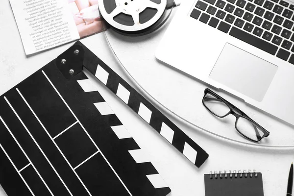 Film Clapper Met Film Haspel Bril Laptop Witte Achtergrond — Stockfoto