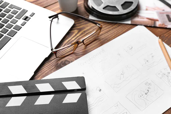 Ahşap Arka Planda Film Alkışları Dizüstü Bilgisayar Gözlüklü Hikaye Tahtası — Stok fotoğraf