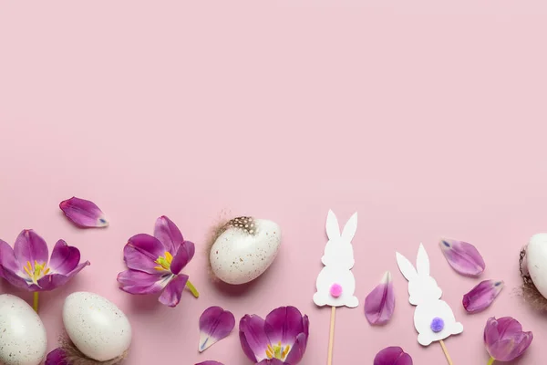 Húsvéti Tojás Papírnyulakkal Tulipánokkal Rózsaszín Alapon — Stock Fotó