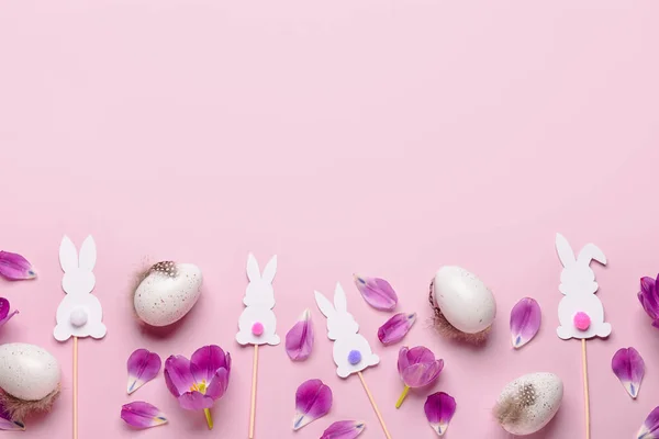 Uova Pasqua Con Conigli Carta Tulipani Sfondo Rosa — Foto Stock