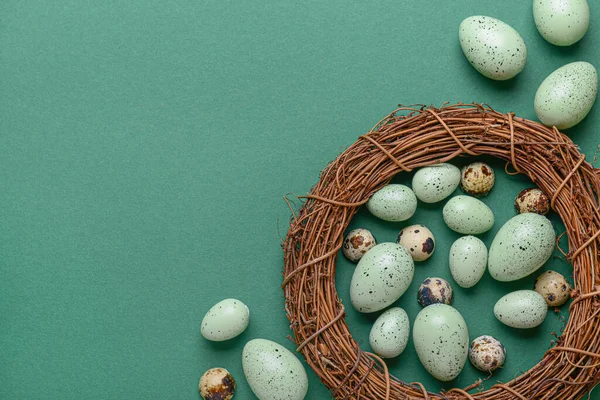 Ghirlanda Con Uova Pasqua Sfondo Verde — Foto Stock