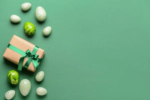 Caixa Presente Com Ovos Páscoa Fundo Verde — Fotografia de Stock
